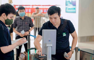 Bản tin trưa 12/10: Đồng loạt triển khai thủ tục bay sử dụng sinh trắc học từ tháng 11 