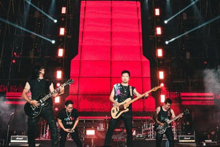 Điểm tin Showbiz 29/03: 1000 khán giả cùng khóc, cháy hết mình trong đêm nhạc Bức Tường 30 năm