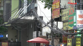 Dây điện, cáp viễn thông giăng dày đặc trên đường phố Hà Nội