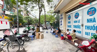 Hàng loạt nhà chờ xe buýt tại Hà Nội bị chiếm dụng thành hàng quán kinh doanh 