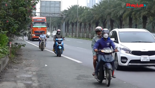 Đại lộ Thăng Long - Hà Nội: Nhiều xe máy đi vào đường cao tốc bất chấp cảnh báo nguy hiểm