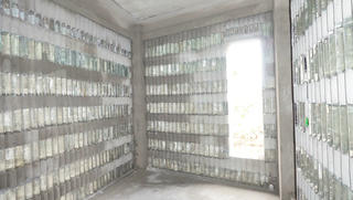 Độc đáo ngôi nhà được làm từ hàng nghìn vỏ chai thủy tinh