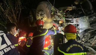 Quảng Ngãi: Ô tô tải lật úp xuống vực, 2 người mắc kẹt trong cabin