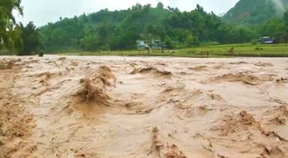 Lái máy múc qua cầu ngầm, một người bị nước lũ cuốn trôi mất tích