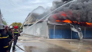 Quảng Nam: Công ty may bốc cháy dữ dội, sơ tán hàng trăm công nhân 