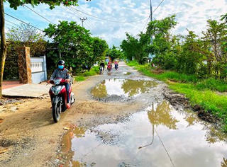 Nhiều đoàn xe thi công dự án phá hỏng đường dân sinh