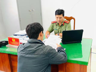 Xúc phạm lực lượng công an trên Facebook, 2 người đàn ông bị xử phạt