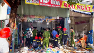  Cửa hàng tạp hóa bốc cháy dữ dội, 1 người bị thương nặng
