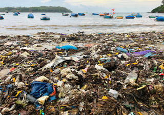 Quảng Ngãi: Người dân làng biển “nghẹt thở” vì rác phủ kín 