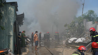 Bãi phế liệu bốc cháy giữa trưa nắng ở Đà Nẵng