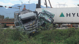 Lao xuyên làn đối diện, xe đầu kéo tông xe tải gây ách tắc tuyến tránh Nam Hải Vân