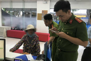 Ngăn chặn cụ bà mang 300 triệu đồng gửi cho kẻ gian