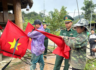 Phát cờ Tổ quốc và băng tang cho người dân biên giới Quảng Nam
