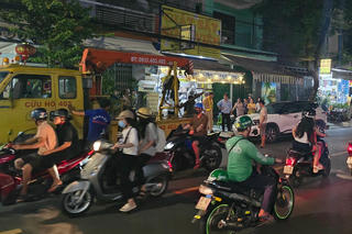 Ô tô mất lái tông 6 xe máy dưới lòng đường Đà Nẵng