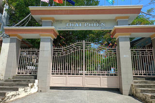 Học sinh ký nhận tiền thưởng nhưng lại được phát 20 cuốn vở