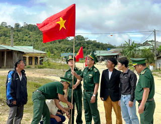 Rực rỡ sắc cờ Tổ quốc mừng Ngày Quốc khánh ở bản làng biên giới