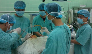 Huế: Lấy thành công dị vật trong phế quản bé trai bằng nội soi