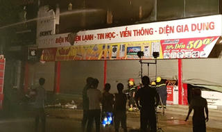 Lửa thiêu rụi siêu thị điện máy lớn hàng đầu ở Quảng Trị