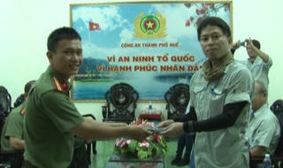 Người dân Huế trả lại tài sản quý khiến khách nước ngoài cảm động