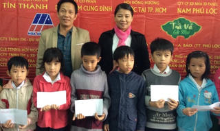 Trao quà tết cho bà con huyện Phú Lộc
