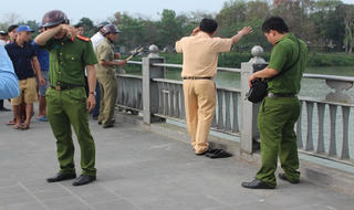 Huế: Một người đàn ông nhảy cầu Dã Viên tự tử