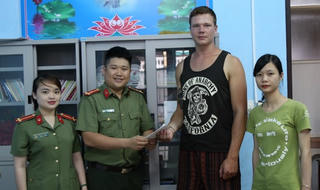 Nhiều du khách nước ngoài nhận lại tài sản đánh rơi ở Huế