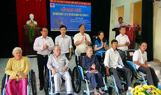 Trao gần 130 xe lăn cho người khuyết tật ở Quảng Trị