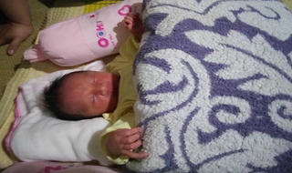 TT- Huế: Một bé trai sơ sinh bị bỏ rơi trong vườn