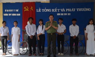 Công an Thừa Thiên Huế tặng xe đạp cho học sinh nghèo vượt khó