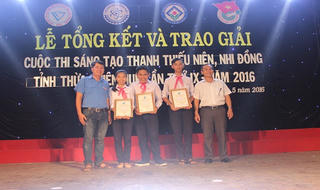 3 học sinh Huế chế tạo Hệ thống phát điện từ năng lượng sóng biển  