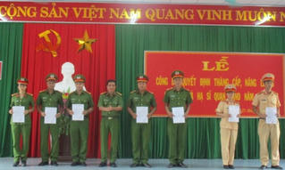 Công an TX Hương Trà: Công bố Quyết định thăng cấp cho 48 hạ sỹ quan, sỹ quan năm 2017