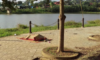 Thi thể cụ ông nổi giữa hồ 