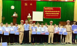 Tổ chức tuyên truyền pháp luật về ATGT cho học sinh trường THPT 