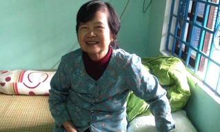 Bất chấp tính mạng lao vào lũ dữ cứu bà già rơi xuống cống