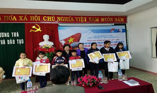 Trao tặng 105 suất học bổng cho học sinh vùng lũ tại Thừa Thiên Huế