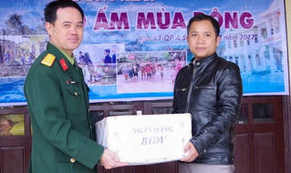 Đoàn KT-QP 92 Bộ CHQS tỉnh Thừa Thiên Huế Tặng 200 suất quà cho đồng bào nghèo