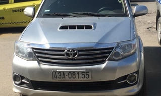 Bắt giữ xe ô tô 7 chỗ kinh doanh “trá hình”