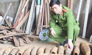 Thu giữ nhiều đạn pháo nguy hiểm tại một cơ sở mua bán phế liệu