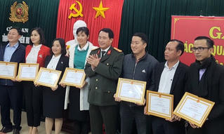 Giám đốc Công an tỉnh TT - Huế khen thưởng phóng viên Báo Pháp luật Việt Nam