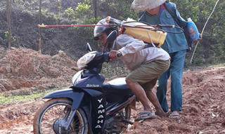 Huế: Dân khổ sở vì đường vào khu di tích lầy lội