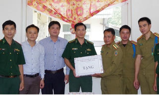 Bộ đội Biên phòng Thừa Thiên Huế chúc Tết Bunpimay nhân dân và lực lượng vũ trang Lào