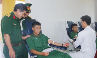Gần 300 cán bộ chiến sĩ Thừa Thiên Huế hiến máu tình nguyện