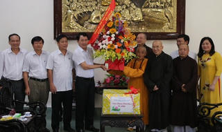 Huế: Công an tỉnh thăm các chức sắc Phật giáo nhân Đại lễ Phật Đản PL.2562 