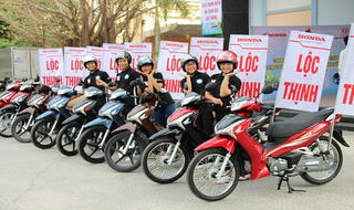 Thanh niên với kỹ năng lái xe an toàn