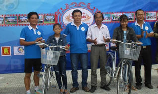 Giải bóng tiếp sức học sinh nghèo ở Huế đến trường
