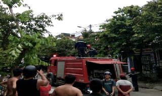 Một cột điện bốc cháy giữa trời nắng