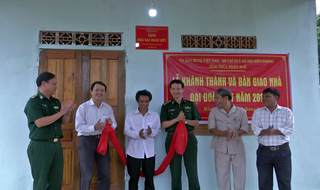 Trao nhà “Đại đoàn kết” cho gia đình có công với cách mạng