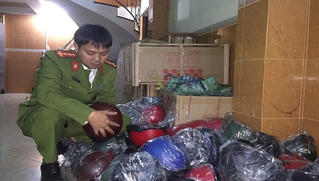 Phát hiện xe chở lô hàng không rõ nguồn gốc hơn 300 triệu đồng