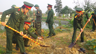 Bộ đội Thừa Thiên Huế trồng cây đầu năm mới