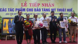 Thừa Thiên Huế tiếp nhận tác phẩm của Hội Mỹ thuật Việt Nam tặng Bảo tàng Mỹ thuật Huế